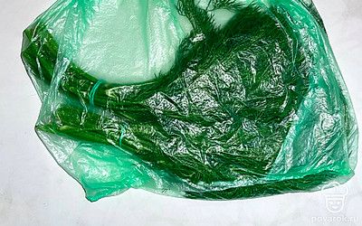 Хорошо просушите укроп, выложив его на бумажное полотенце. Затем распределите его по пакетам и надавите на них, чтобы удалить воздух, и отправьте в заморозку.