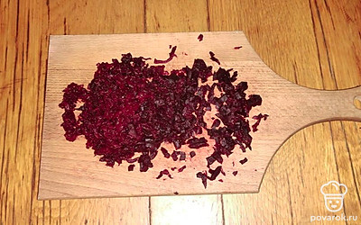 Свеклу очисте и натрите на крупной терке.