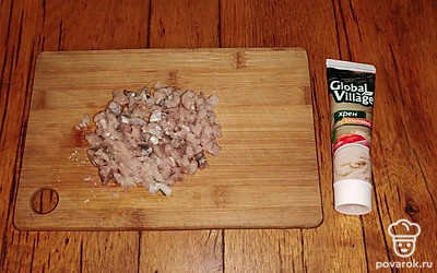 Из филе сельди извлеките косточки и нарежьте кубиками.