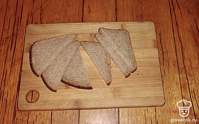 Ломтики хлеба нарежьте треугольниками.