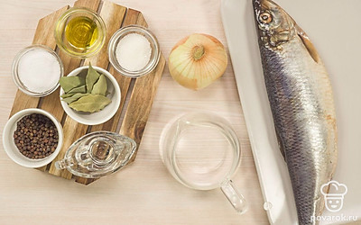 Разделайте сельдь на филе, удалите косточки. Нарежьте сельдь на порционные кусочки. Очистите лук от кожуры и ополосните его, затем нарежьте полукольцами. Достаньте и хорошо вымойте банки объемом 0,5 л и полиэтиленовые крышки.