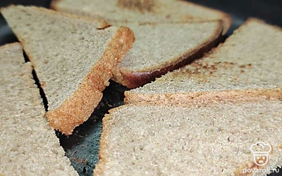 На разогретой сухой сковороде обжарьте кусочки хлеба с двух сторон. 