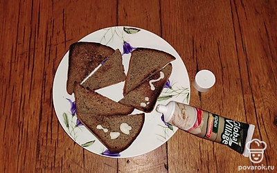 Подсушенные кусочки хлеба намажьте столовым хреном. 