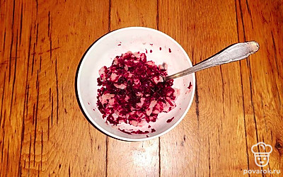 Смешайте свеклу и сельдь. По желанию, подсолите.