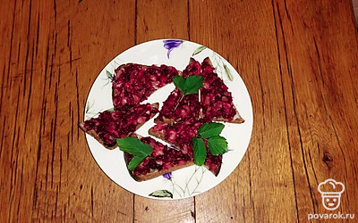 Выложите свекольно-селедочную смесь на подсушенные треугольники хлеба, украсьте листиками сныти. Приятного аппетита!