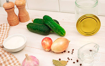 Приготовьте необходимые ингредиенты. Банку и огурцы хорошо вымойте. Огурцы залейте холодной водой и оставьте на 30 минут.