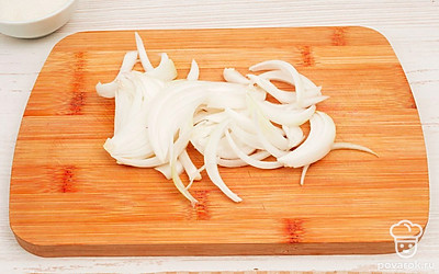 Лук порежьте полукольцами.