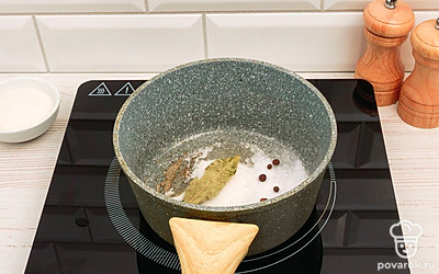 В кастрюле приготовьте рассол. Налейте стакан воды, добавив в него сахар, соль, перец и лавровый лист. Доведите до кипения.