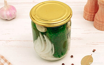 Добавьте столовую ложку уксуса и закатайте банку.