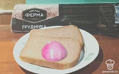 Подготовьте все ингредиенты. Помойте помидор, очистите лук.