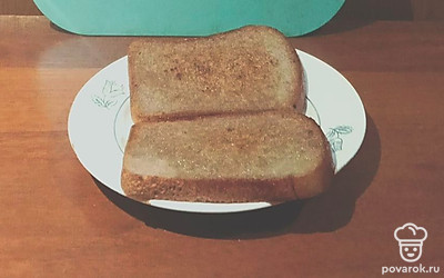 Обжарьте хлеб до румяной корочки.