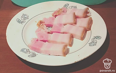 Нарежьте грудинку поперек небольшими кусочками.