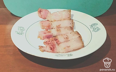 Слегка обжарьте грудинку на сковороде. 