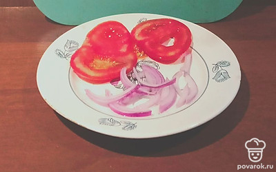 Нарежьте помидоры тонкими ломтиками, а лук — полукольцами.