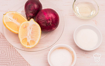 Возьмите средние луковицы и лимон. Так как средние луковицы более тонкие в объеме, их получится порезать тонко. Отмерьте нужное количество масла.