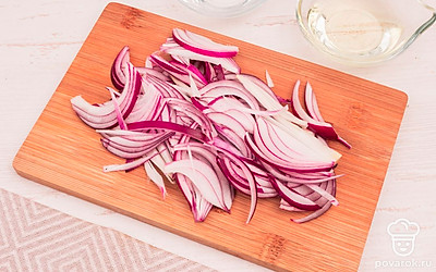 Лук очистите от кожуры и тонко порежьте кольцами или полукольцами.