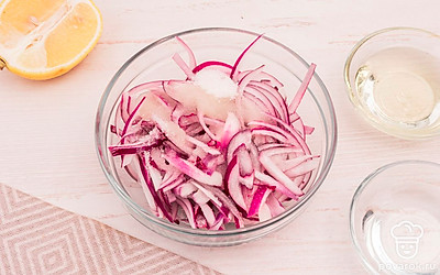 Добавьте к луку необходимое количество сахара и хорошенько перемешайте. Затем нужное количество соли.