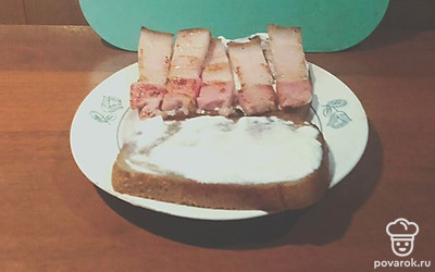 Выложите грудинку на одну половинку хлеба.