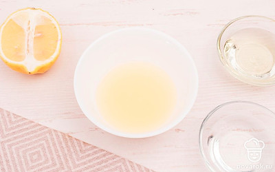 Лимон разрежьте пополам. Выдавите из половинок сок, а одну из них натрите на терке. Получившуюся цедру смешайте с соком лимона.