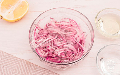 Подогрейте небольшое количество воды, вылейте туда сок лимона и залейте маринадом лук. Накройте пленкой.