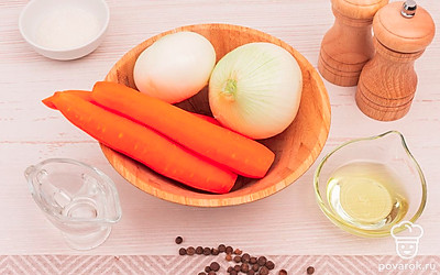 Лук очистите от шелухи и промойте под прохладной водой. Морковь почистите. Отмерьте нужное количество масла и уксуса.