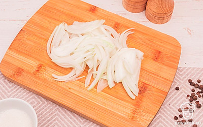 Лук порежьте полукольцами. Для того, чтобы лук меньше щипал глаза, смочите нож в холодной воде. Морковь потрите на терке для корейской моркови или порежьте соломкой.