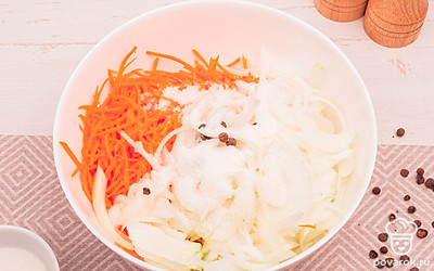 Соедините морковь с луком и добавьте сахар и соль. Хорошо перемешайте.