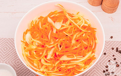 Соедините уксус и масло и залейте маринадом морковь с луком. Добавьте специи.