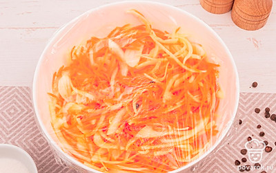 Закройте пищевой пленкой и оставьте на 30 минут.