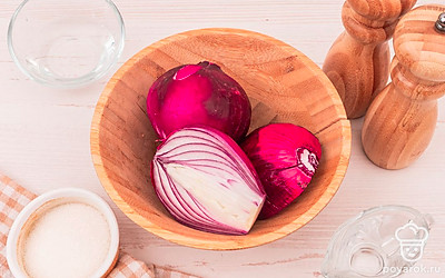 Выложите все ингредиенты на стол для удобства приготовления. Лук очистите.