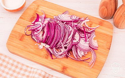 Красный лук нарежьте перьями.