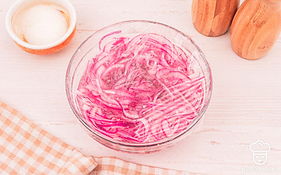 Накройте миску пищевой пленкой и оставьте на 30 минут.