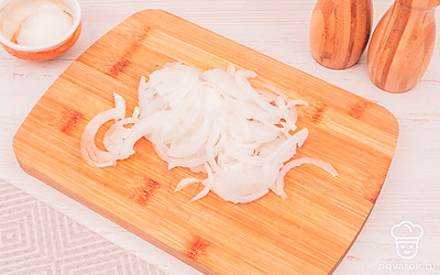 Репчатый лук нарежьте полукольцами.