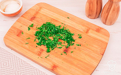 Зелень мелко нарубите.