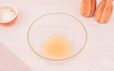 В отдельной емкости смешайте соль, сахар, растительное масло и воду.