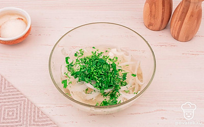 Выложите в маринад лук и зелень. Перемешайте.