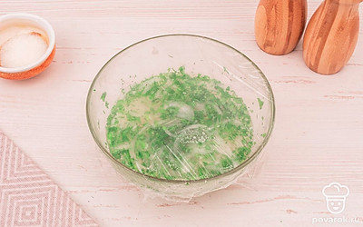 Накройте емкость пищевой пленкой и оставьте на 30 минут.