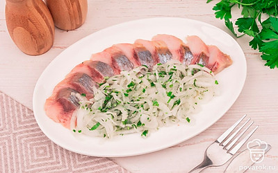 Подавайте маринованный лук вместе с селедкой.