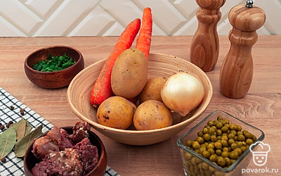 Выложите все ингредиенты на стол для удобства приготовления. С консервированного горошка слейте воду. Овощи помойте и почистите.