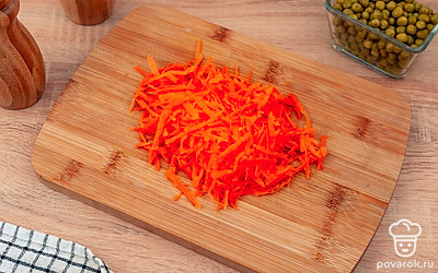 Подготовьте овощи. Картофель нарежьте соломкой, лук – перьями, морковь натрите на крупной терке.