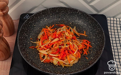 На разогретой с растительным маслом сковороде обжарьте лук и морковь.