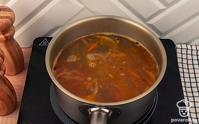 Добавьте к картошке пережарку и тушенку. Перемешайте и варите еще 10 минут.