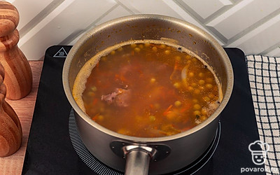 Выложите в суп консервированный горошек, перемешайте и варите еще несколько минут. Готовый гороховый суп подавайте к столу.