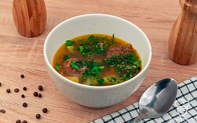 Подавайте гороховый суп порционно, украсив рубленной свежей зеленью.