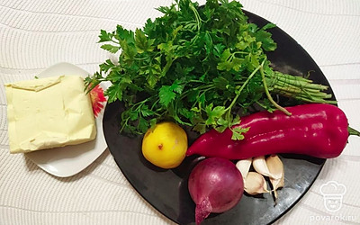 Промойте овощи и зелень. Отрежьте масло. Подготовьте лук и чеснок.