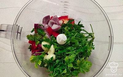 Очистите лук и чеснок. Рук порежьте на перья. Выложите в чашу блендера лук, чеснок, кинзу и полейте лимонным соком. Порежьте болгарский перец и выложите в чашу. Перемелите содержимое в однородное пюре.