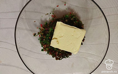 К полученной смеси выложите сливочное масло и перемешайте блендером в однородную массу.