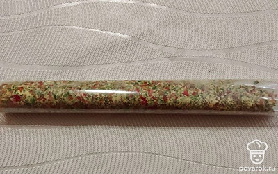 Расстелите пищевую пленку и выложите на нее масло. Сверните масло в колбаску и уберите храниться в холодильник.