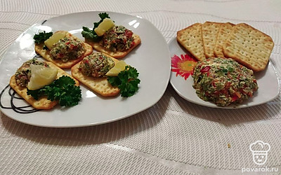 Подайте масло на крекерах с дольками лимона и петрушкой.