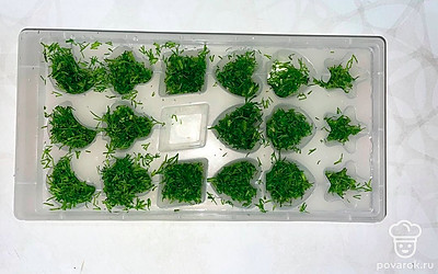 Укроп тщательно промойте и просушите. Укроп мелко нарежьте и переложите в формы для льда. Далее в каждый кубик налейте немного воды. Отправьте в морозилку.